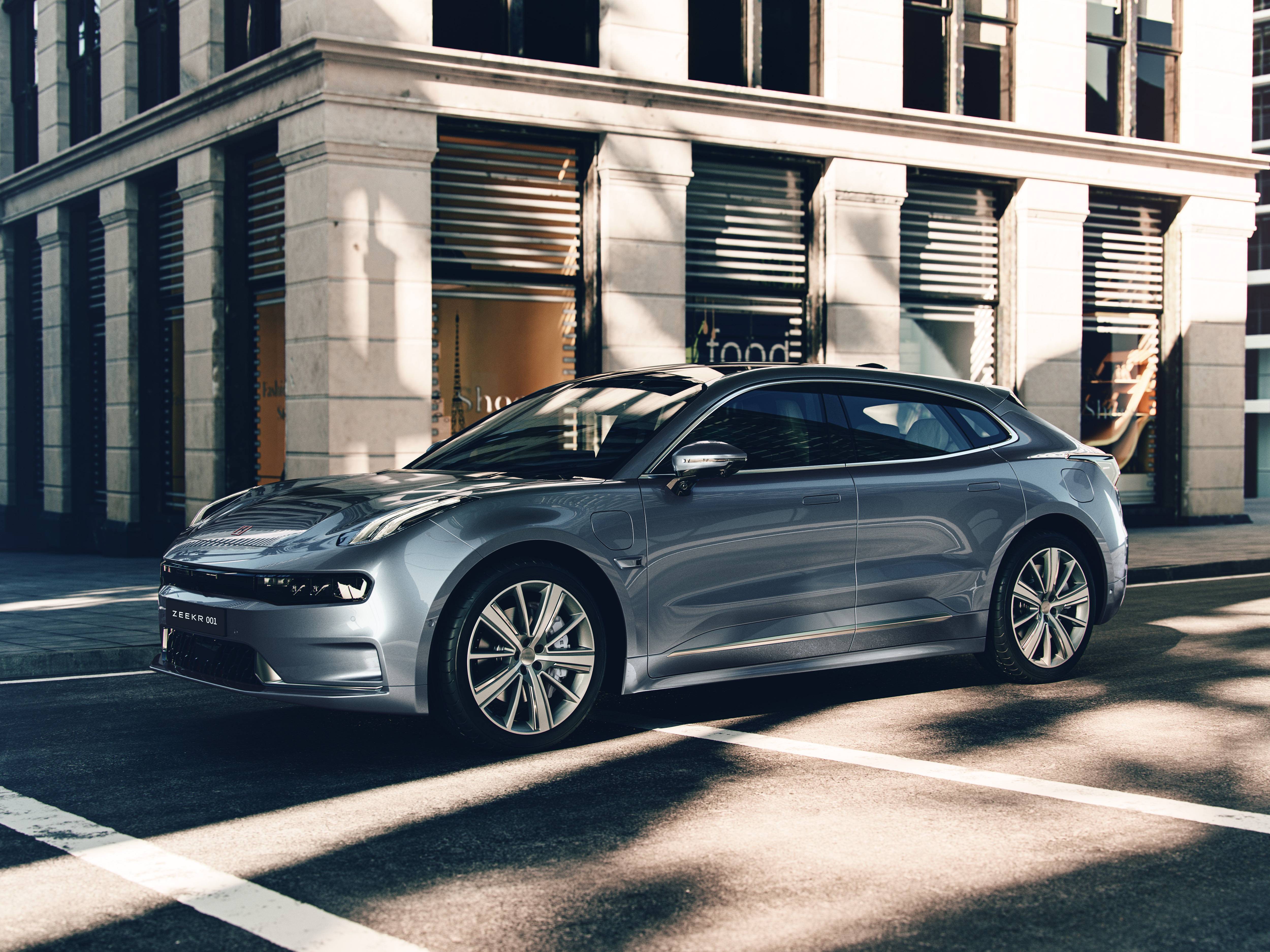 极氪001的外观设计时尚而富有科技感,流线型的车身线条和独特的前脸