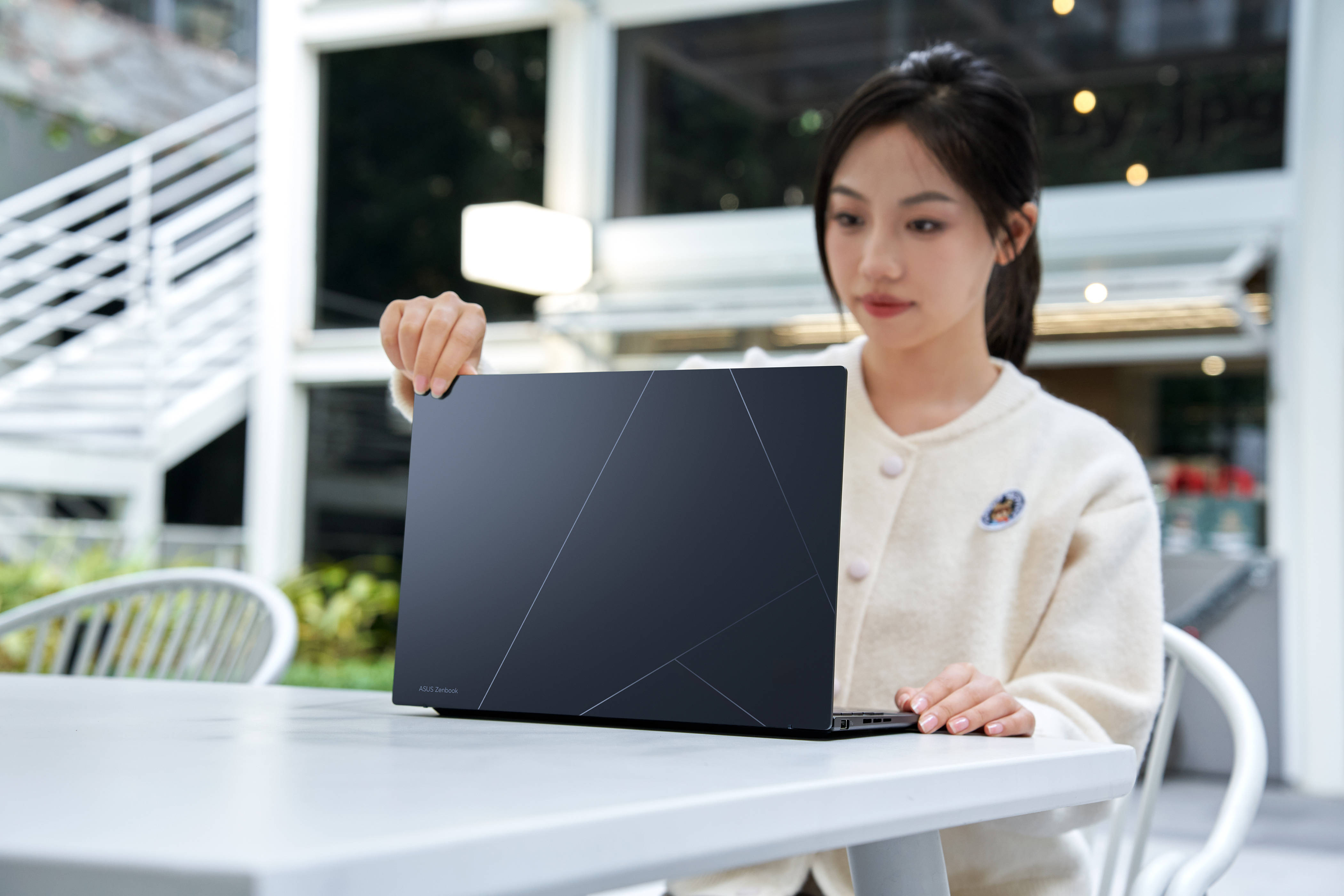 这颗处理器是基于intel 4先进制程工艺打造,并采用全新的meteor lake