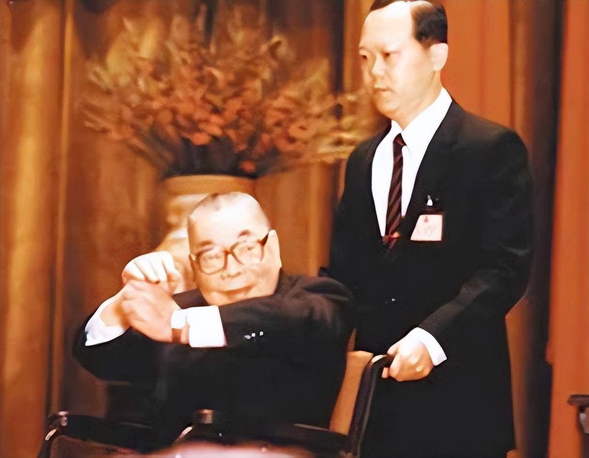 70年代初,蒋孝文和父亲一张合影,纵欲无度,导致瘫痪,令人唏嘘_蒋经国