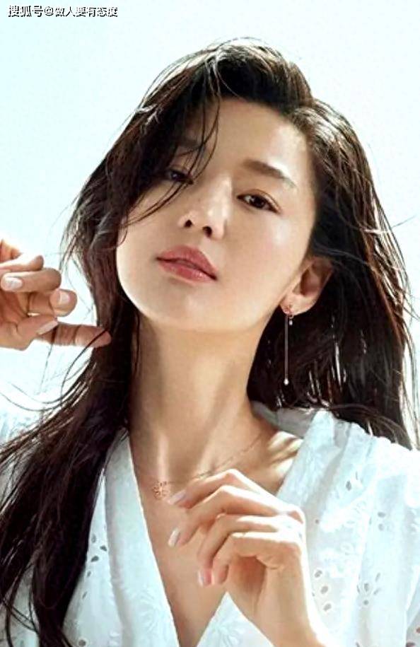 42岁全智贤正规证件照曝光皮肤紧致状态年轻真是越来越漂亮了