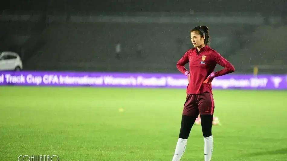 国脚赵丽娜面对突如其来的网络批评,坚定地做出了回应_言论_荣誉_足球