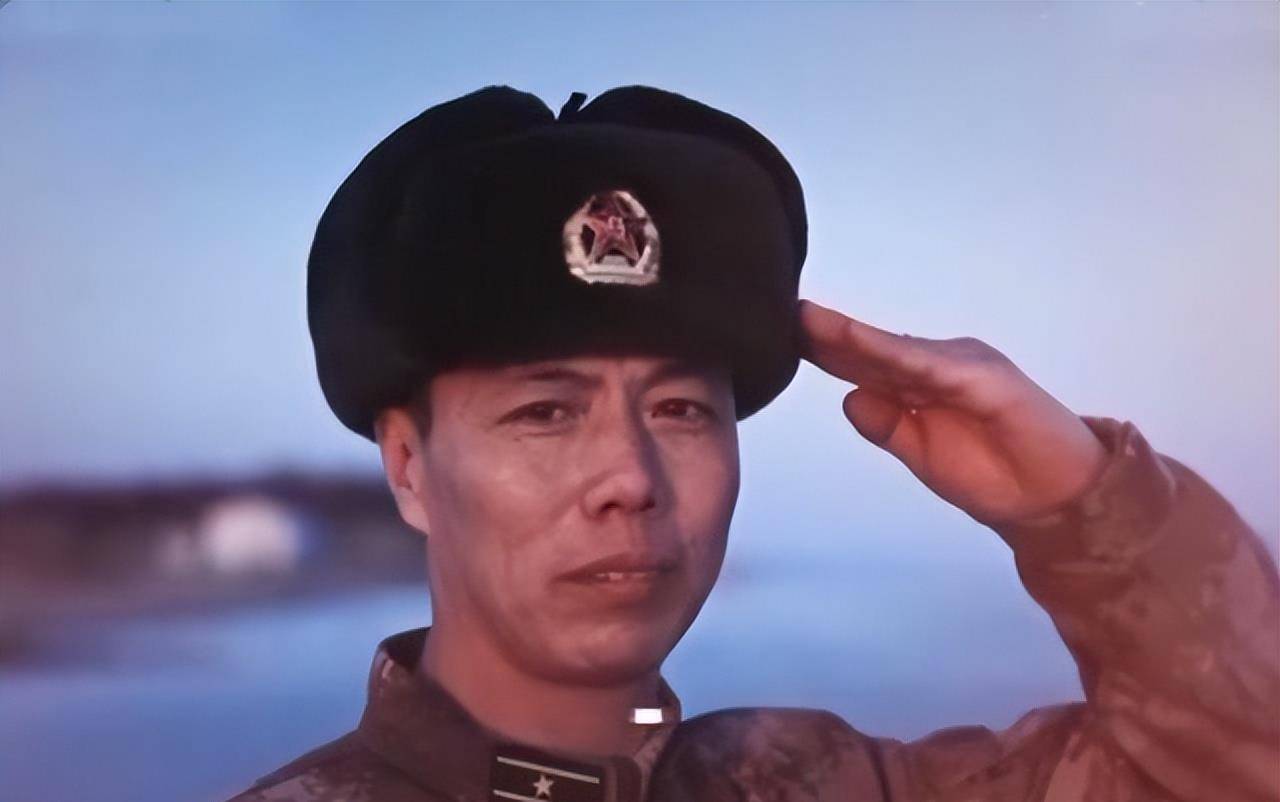 妻子下葬那天,他戴上所有勋章长跪不起:我对得起国