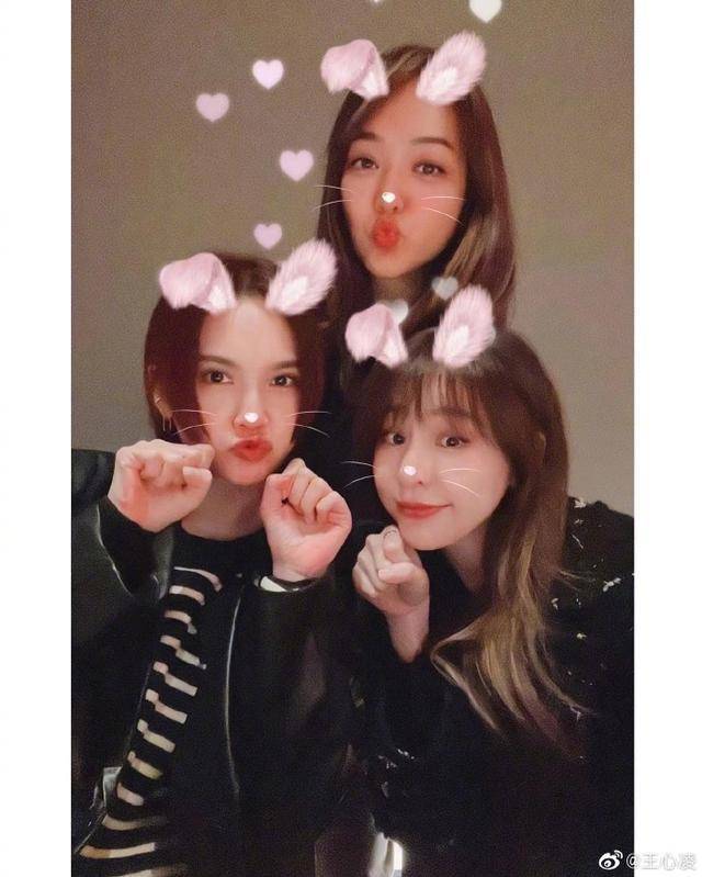 王心凌晒好友聚会照,与杨丞琳对镜卖萌心情好,神仙友谊惹人羡_王新玲