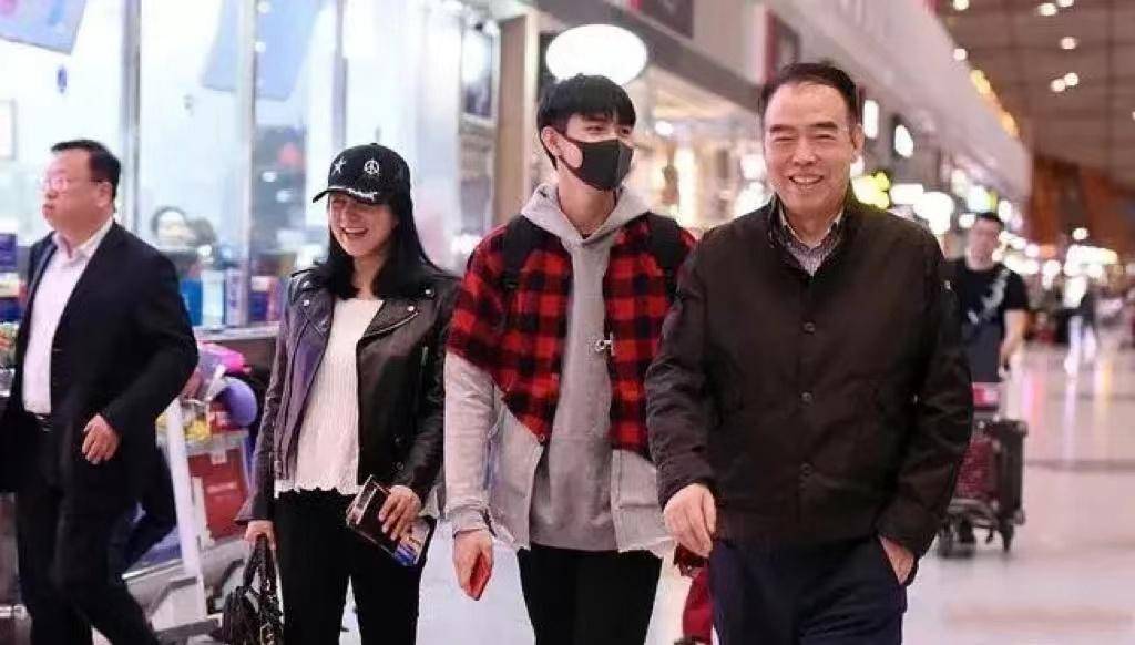 陈飞宇祸及家人,4段爱情被重提神秘旧照被曝光,陈凯歌气到停工_陈红