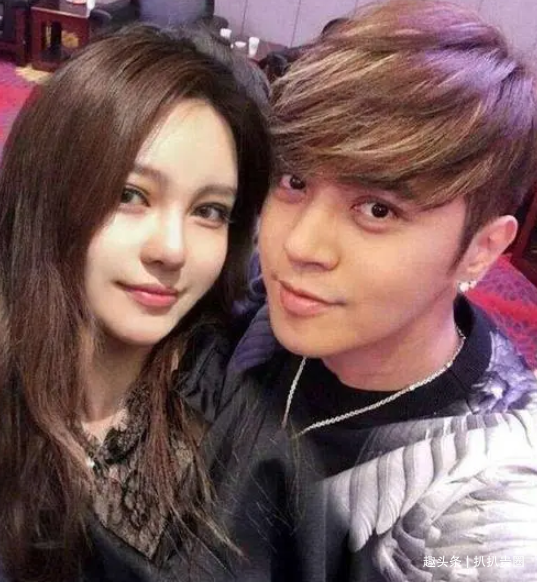 绯闻男友约会辣妹后,周扬青晒美照鼓励自己:坚持住,不可以生病_小哥