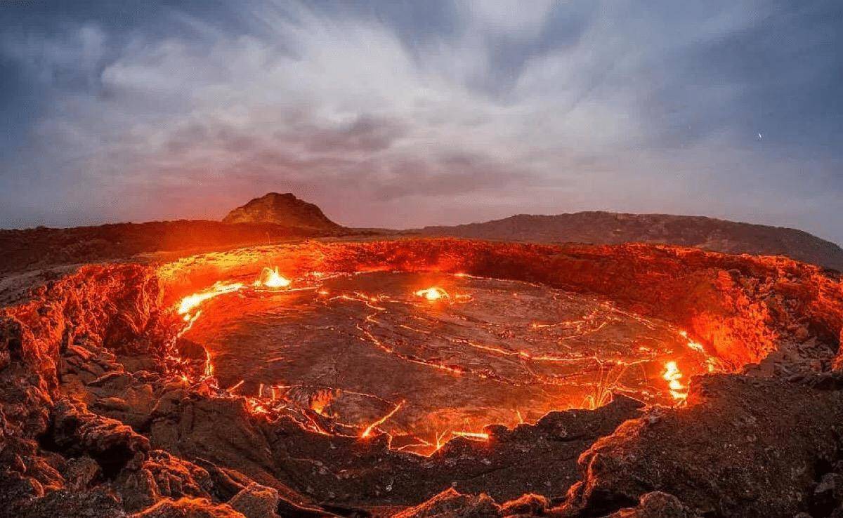 2米高,网友:异火"火山石焰"_布斯卡_爆发_岩浆