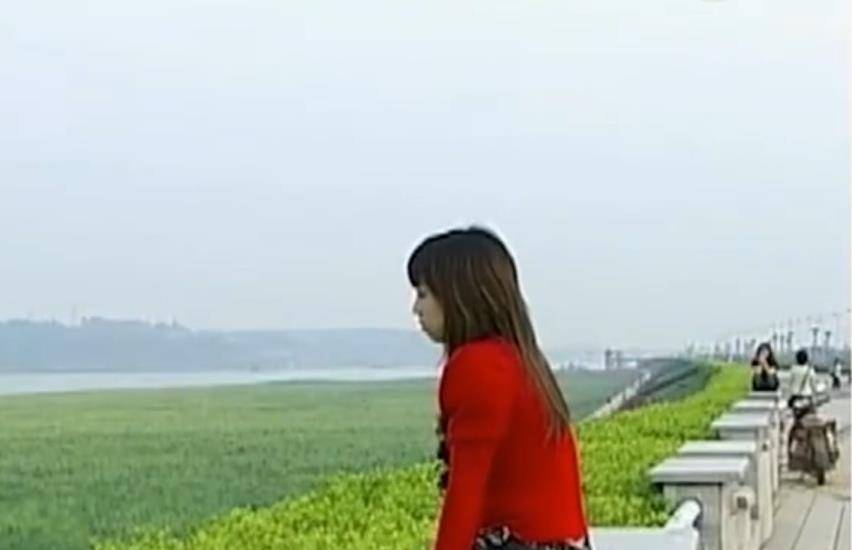 故事:23岁女孩千杯不醉,52度白酒如白开水,记者直呼不可思议_刘静