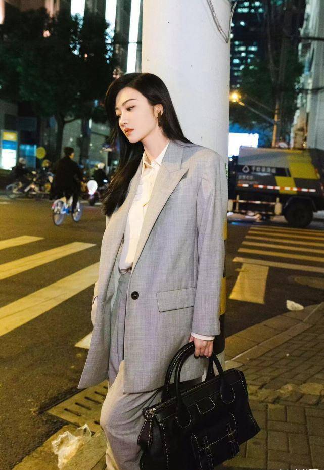 原创景甜这一身西装真大气搭配黑色手拎包颇有职场女王风范