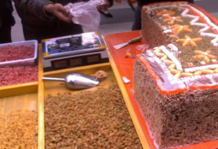 新疆最有名的特色美食"切糕",10元1两都无人买,网友:坑怕了_价格_消费