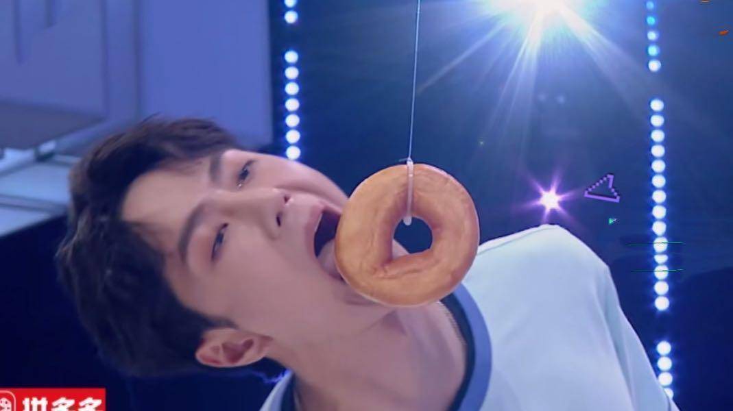 王一博《快本》现场"咬面包",做游戏笑出表情包,眼角纹太抢镜_杜海涛