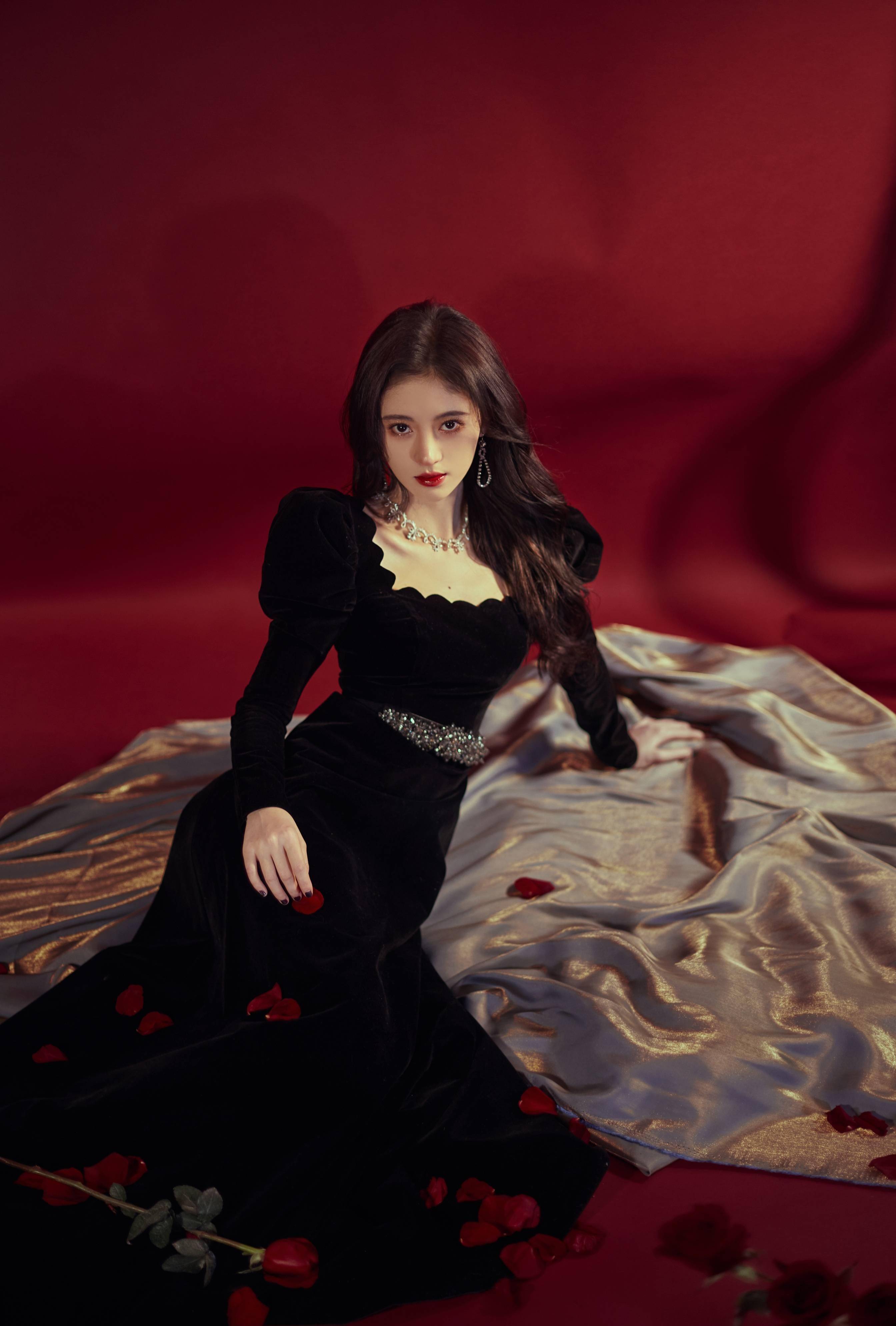 原创港风鞠婧祎上线穿丝绒裙上演眼神杀四千年美女实至名归