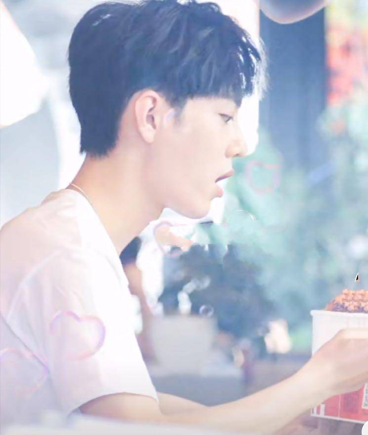 原创肖战开工拍策划现场吐舌卖萌太可爱手舞足蹈彻底放飞自我