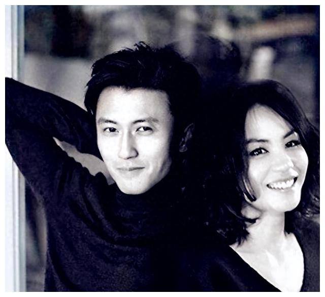 王菲谢霆锋日本回国王菲用拳头撒娇男帅女靓穿搭超时尚