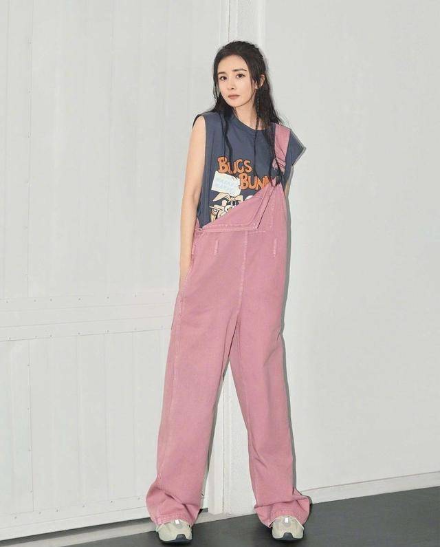 带货女王杨幂玩转街头少女风,不仅减龄,还潮味十足_造型_感觉_运动