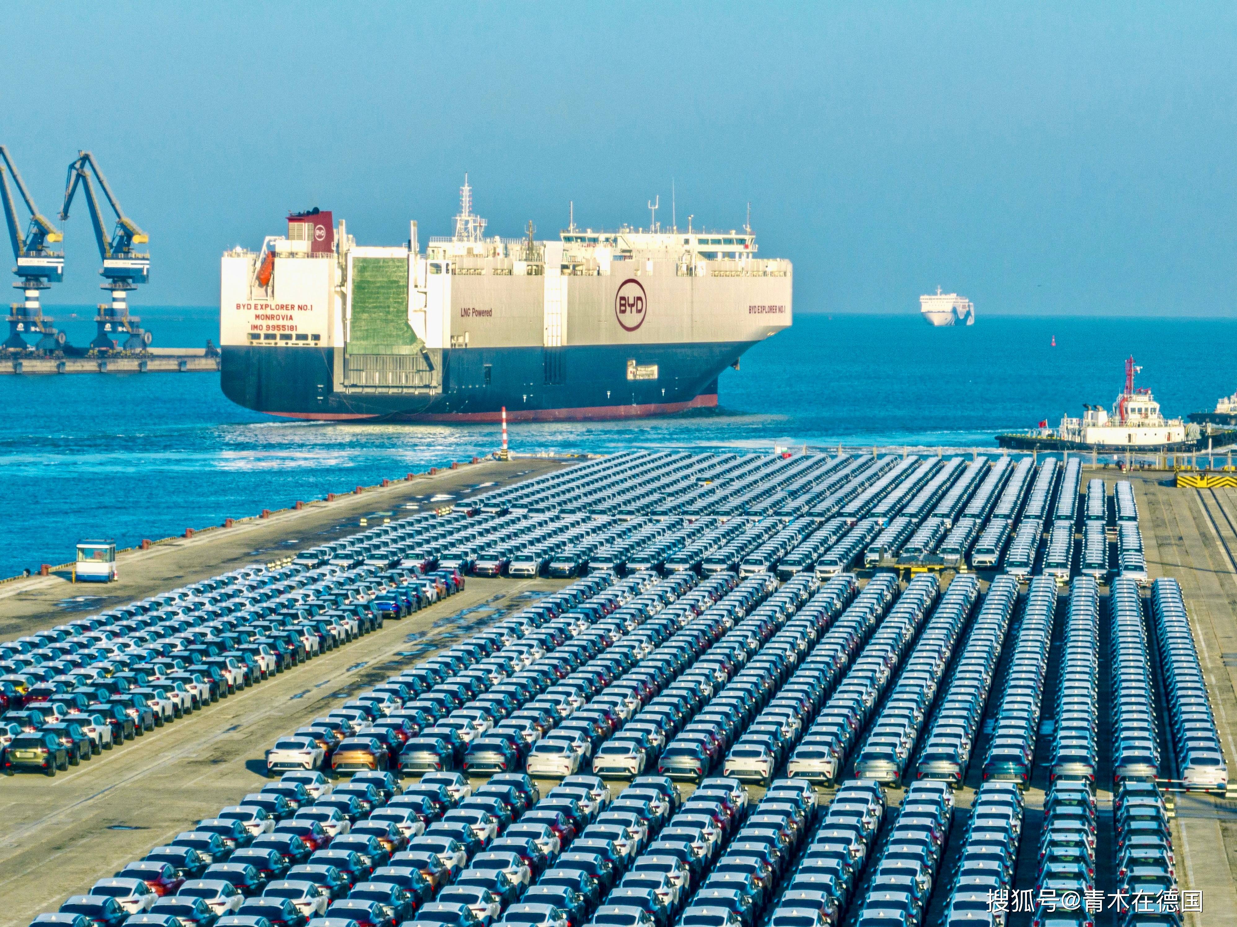 港口港口给中国船长发奖状中国汽车运输船在不来梅哈芬港的首次亮相