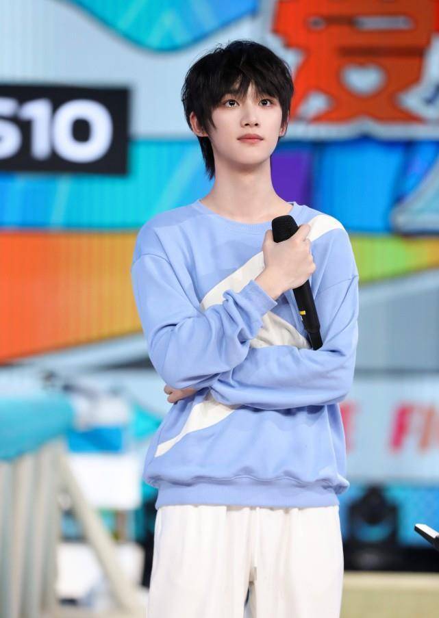 原创快乐大本营对丁程鑫的实力宠爱闭关缺席录制准备礼物高考前发博