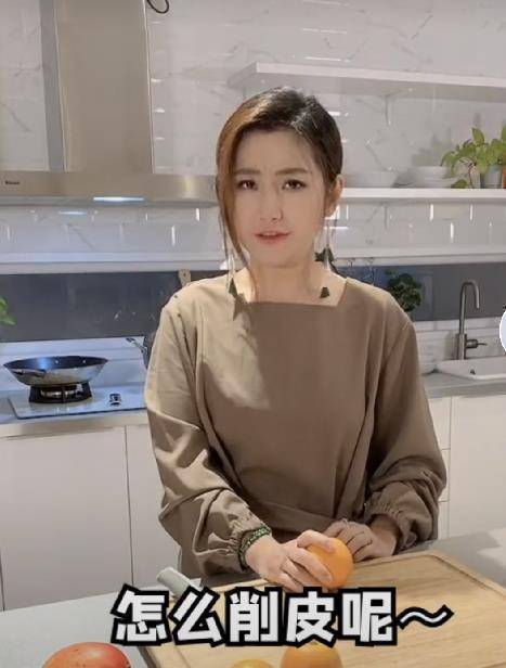 原创selina晒视频分享妙招镜头拉近暴露手部烧伤现状十年都没恢复