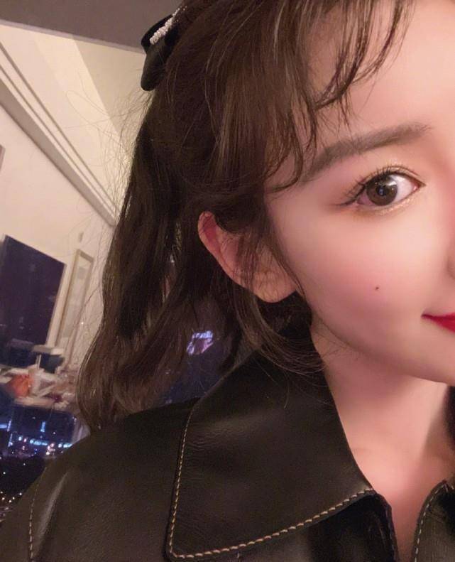 因为当天是二月二龙抬头,按照传统习俗是应该剪头发的,因此毛晓彤才会