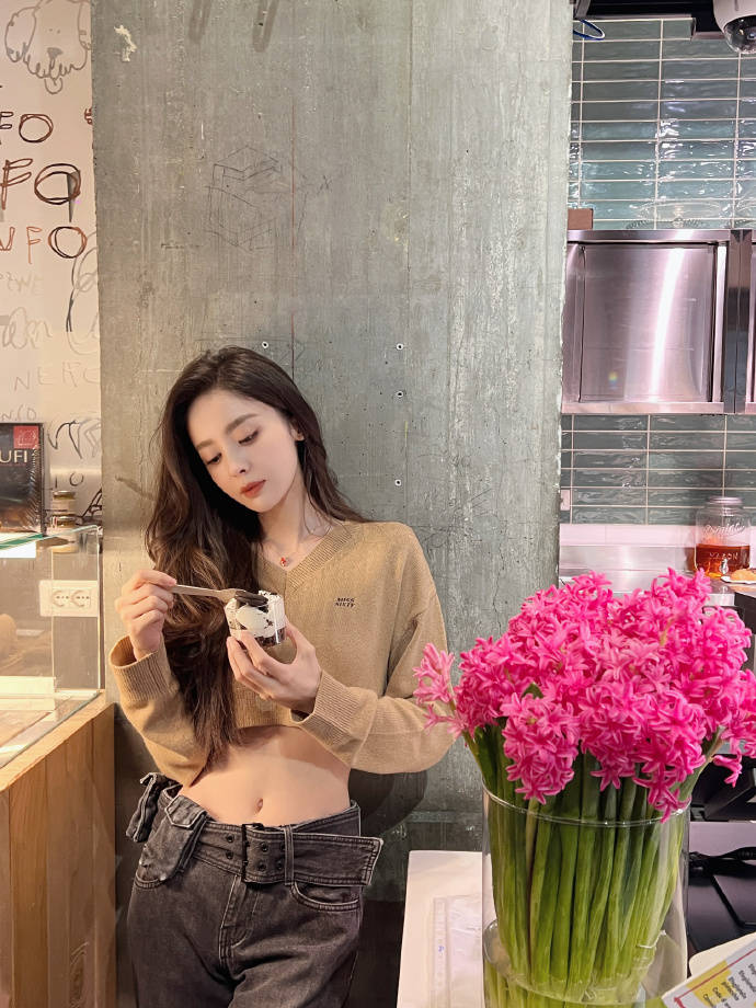 原创古力娜扎公开行程受期待秀性感小蛮腰嘟嘴卖萌宛如初恋