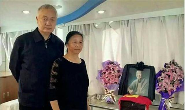 楚青追悼会:301西院地下告别厅挤满民众,长子粟戎生率全家泣告_粟裕