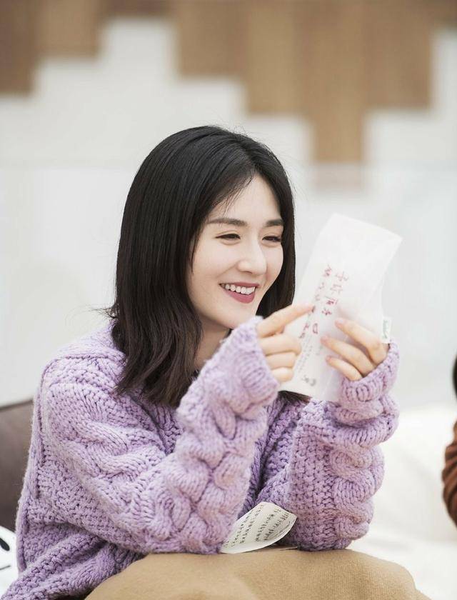 谢娜吴昕同穿香芋紫毛衣,不同搭配演绎着不同的风格,你喜欢哪种_感觉