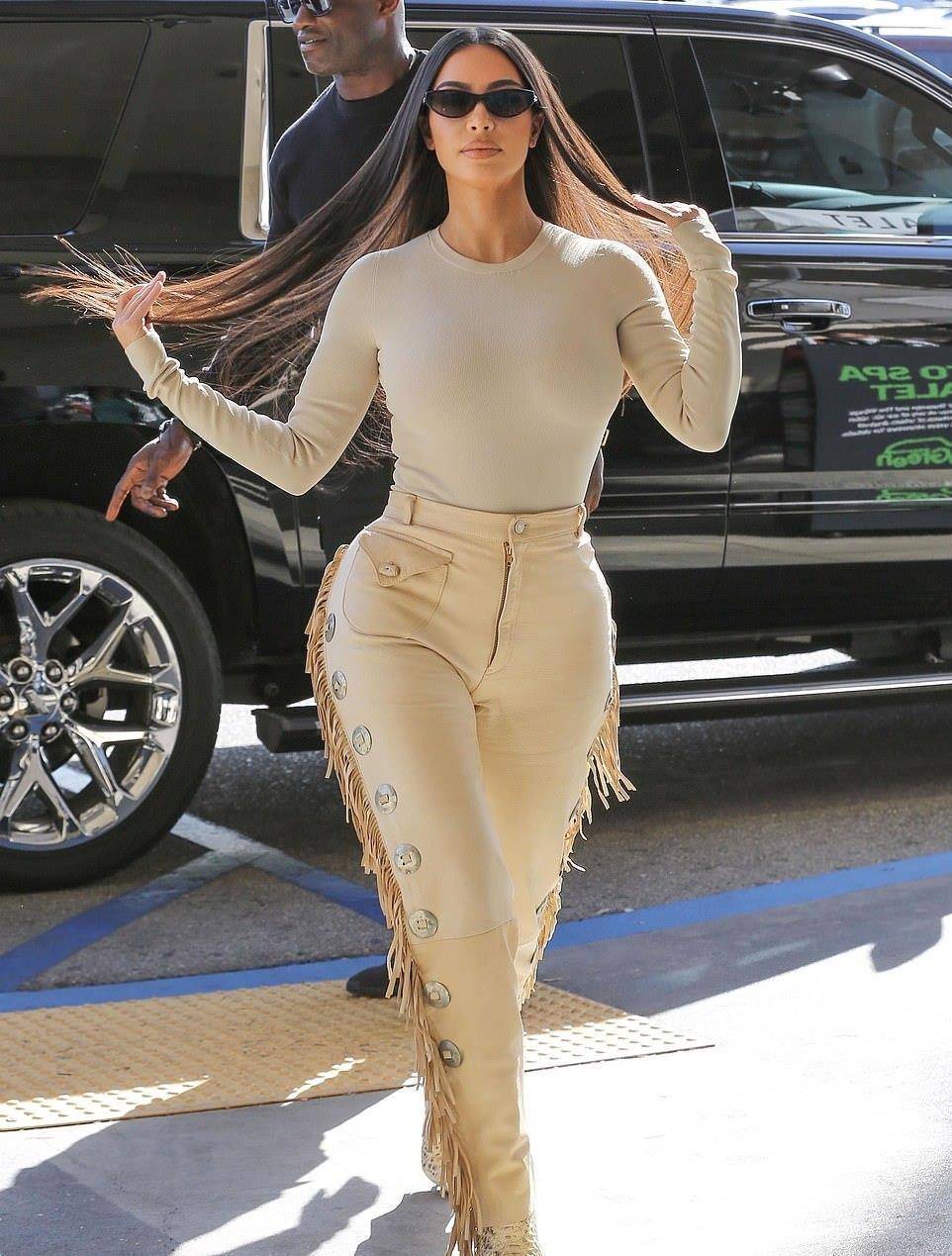 凯莉豹纹亲子装,拍照时无意暴露豪宅,厕所比一般房子都大_卡戴珊_身材