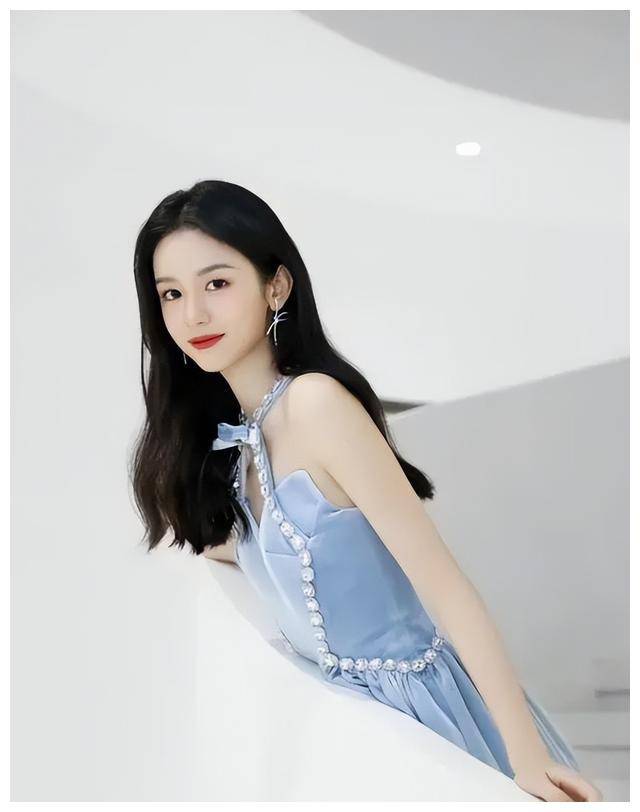 从2017年的电影处女作《难以置信》开始,周也就一直