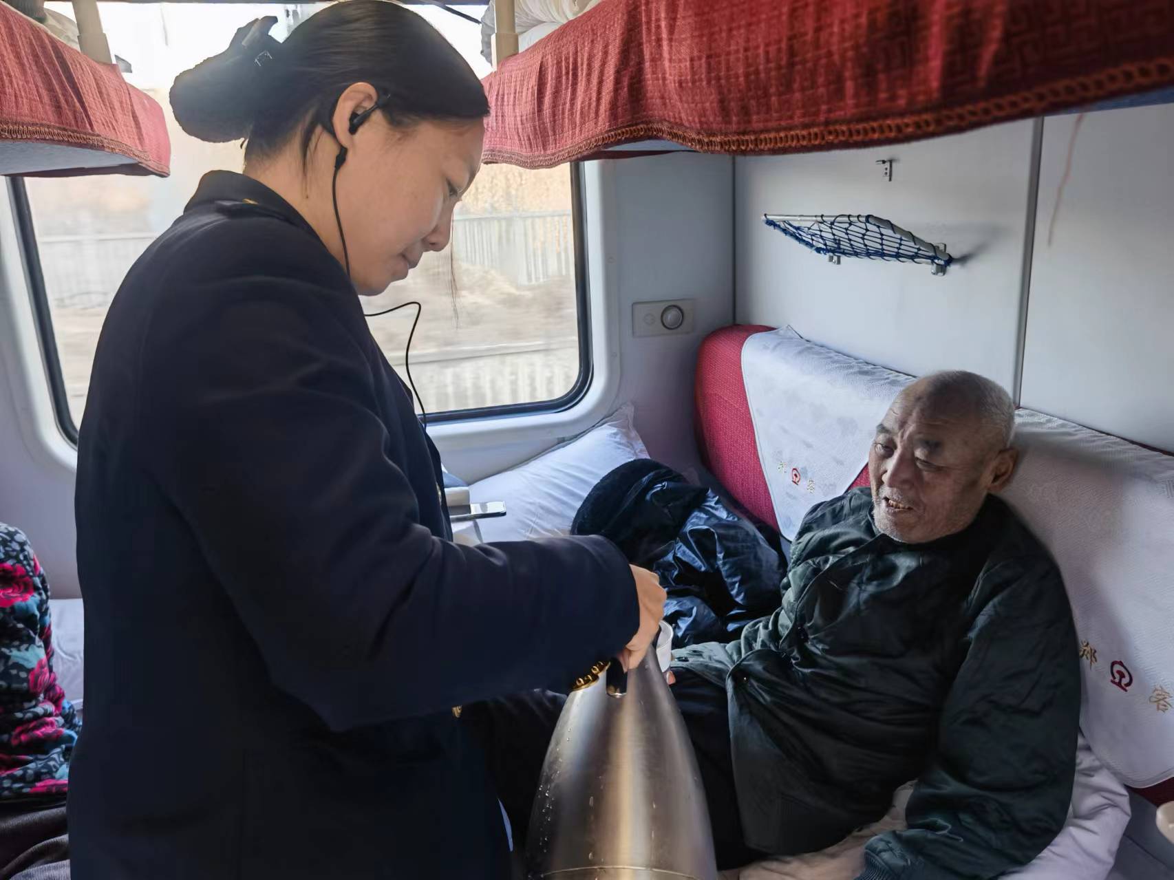 2024年3月1日,k7710次,邢台站15车上了一位旅客,带着好多行李还抱着一