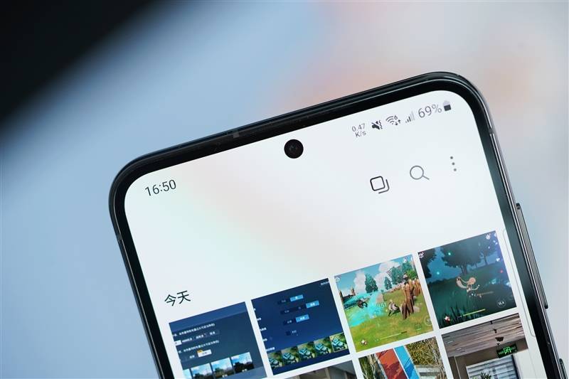 三星s23的屏幕采用了cop封装工艺,下巴与屏幕两侧的边框同宽,在视觉上