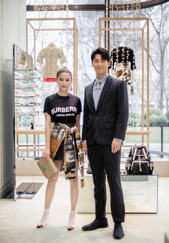 窦骁深夜狂秀恩爱,把何超莲扛在肩膀上,为她穿鞋,拍合照超搞怪_何鸿燊