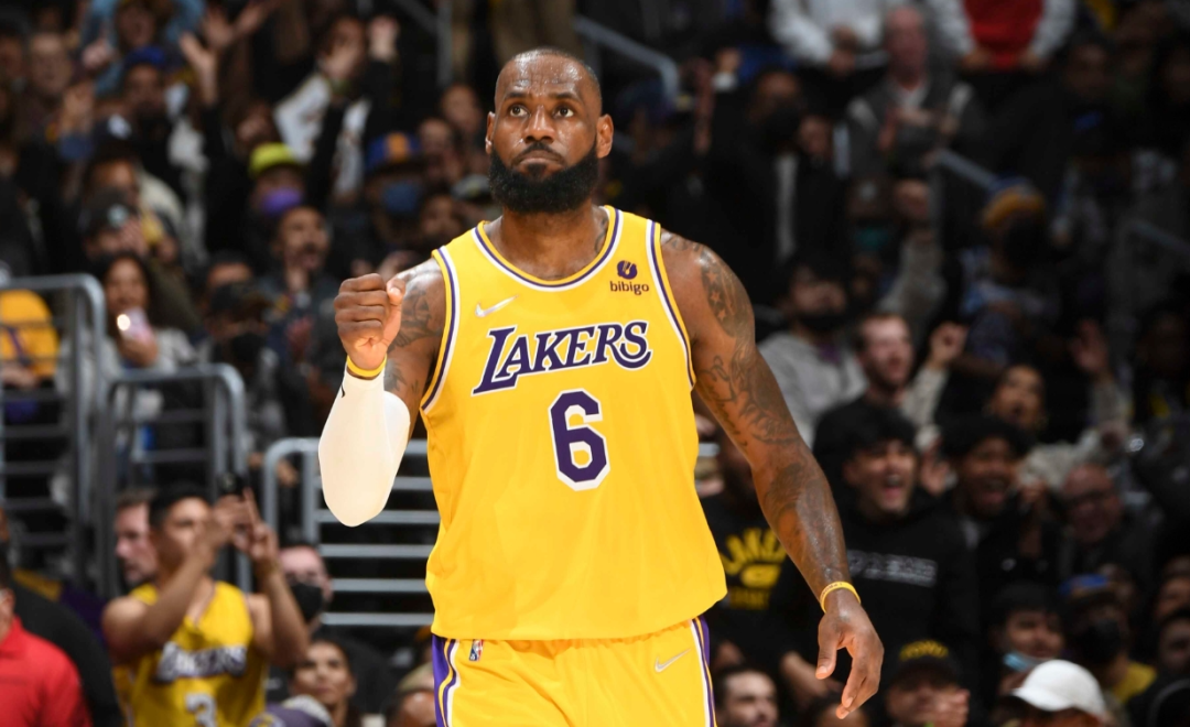 同时,詹姆斯在赛场上的卓越表现和赛场下的温情一面,也让他赢得了无数