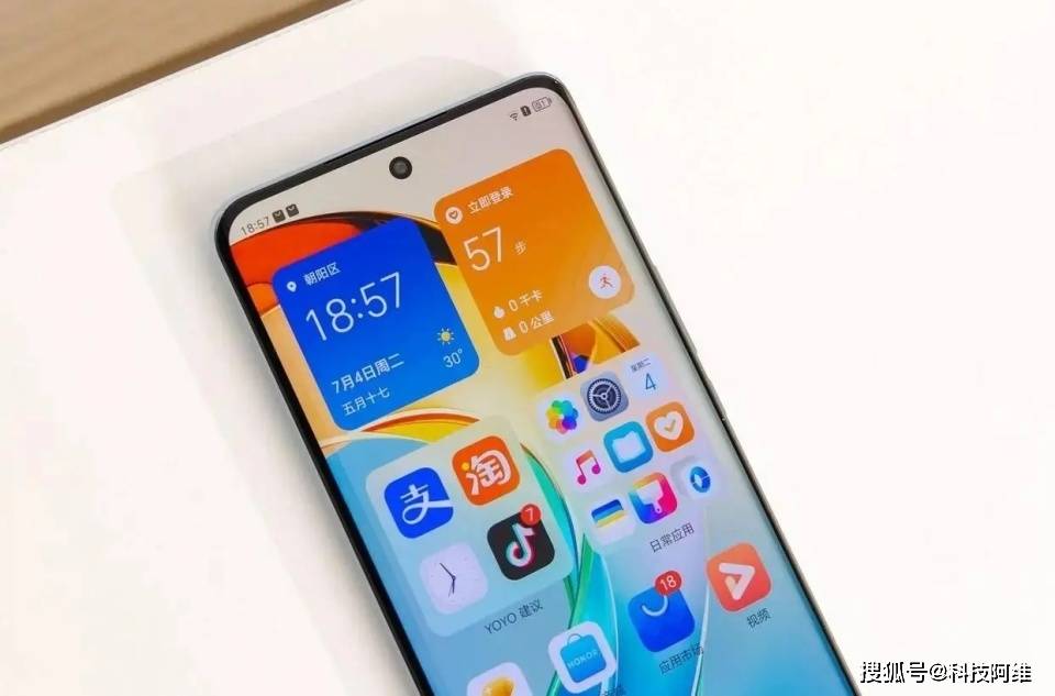 首先它是定价最低的曲面屏手机,仅售1399元起,其次荣耀公司在这款手机