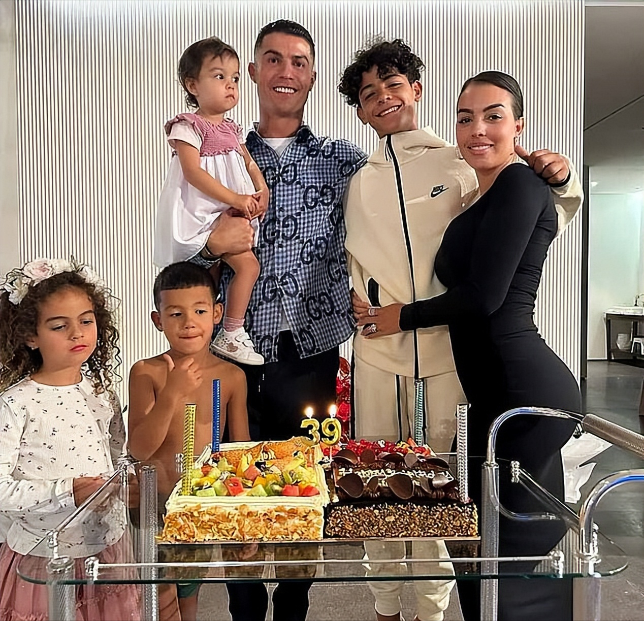 原创c罗女友去巴黎时装周走秀了穿7号红裙致敬c罗绝美身材啊