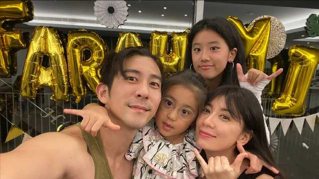 原创贾静雯晒仨女儿美照梧桐妹牵手波妞姐妹情深6岁咘咘最像妈妈