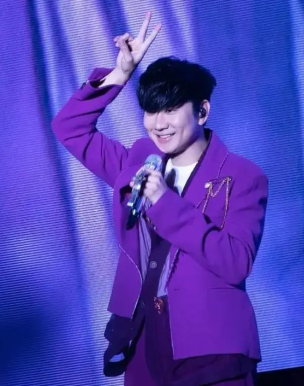 粉丝追星失控,林俊杰在机场被甩墨水,私生饭趁机占便宜_背心_偶像