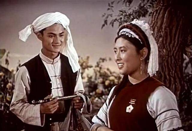 永远的阿诗玛杨丽坤去世19年,丈夫和两个双胞胎儿子近况如何?