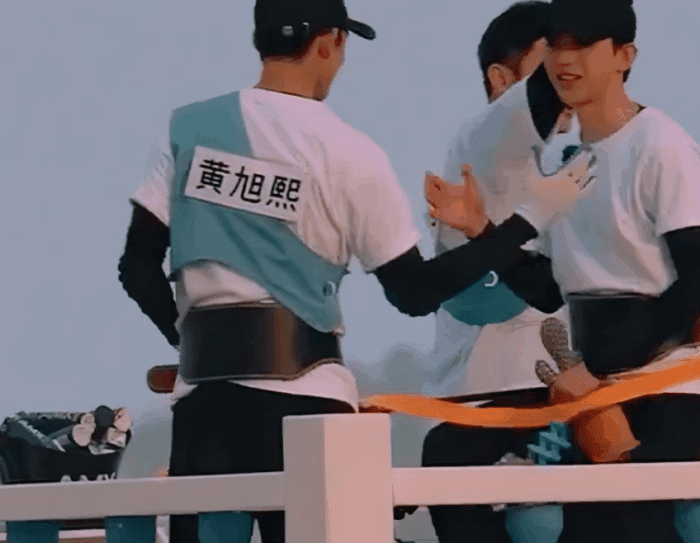 蔡徐坤肤色肤质更好,黄旭熙骨相很大气,拍硬照会更有优势_lucas_五官