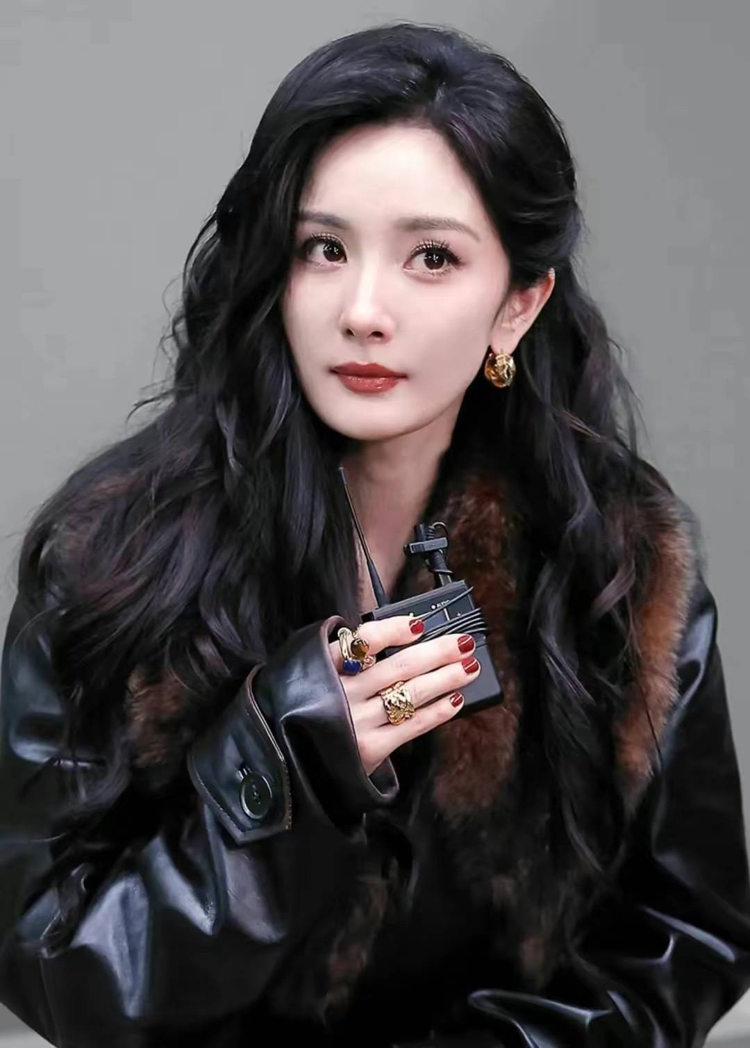 杨幂巴黎时装周惊艳出现秀场,总裁范的穿搭,霸气十足_感觉_经历_作品