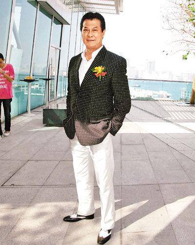 邓光荣跟王剑风面对十几个人,也毫不惊慌,沉着应战.
