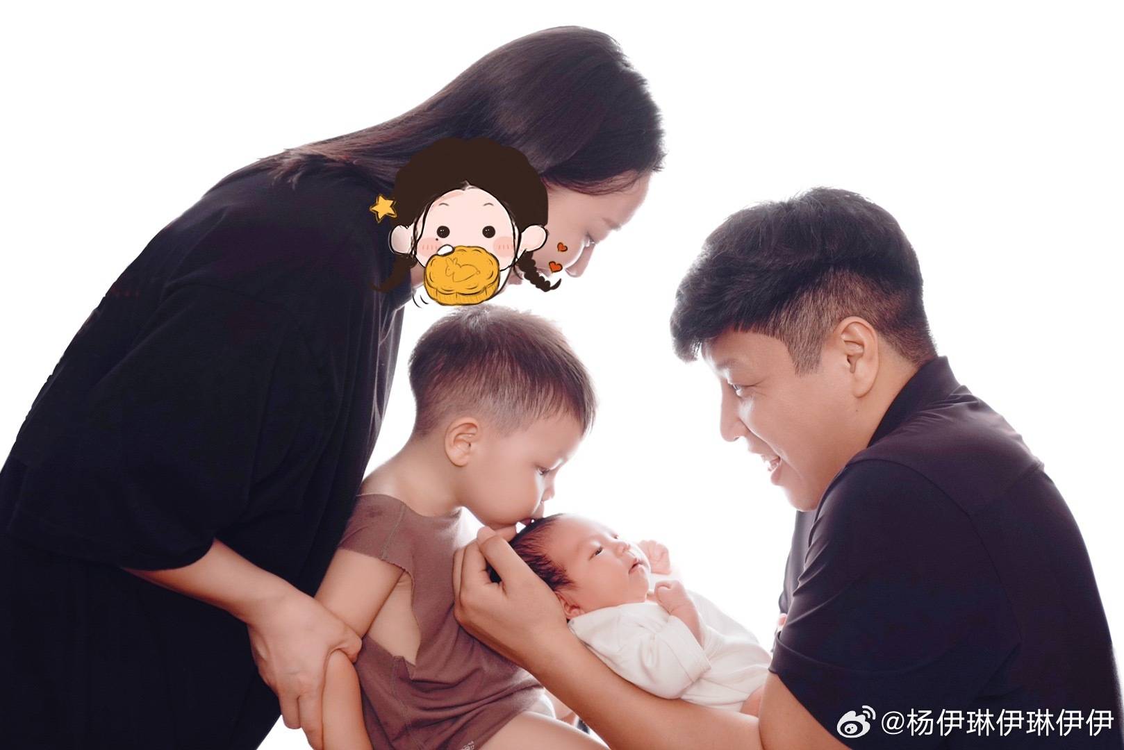 中国奥运冠军抱着一对儿女出镜,31岁在中山大学当讲师_伊琳_体操_宝宝