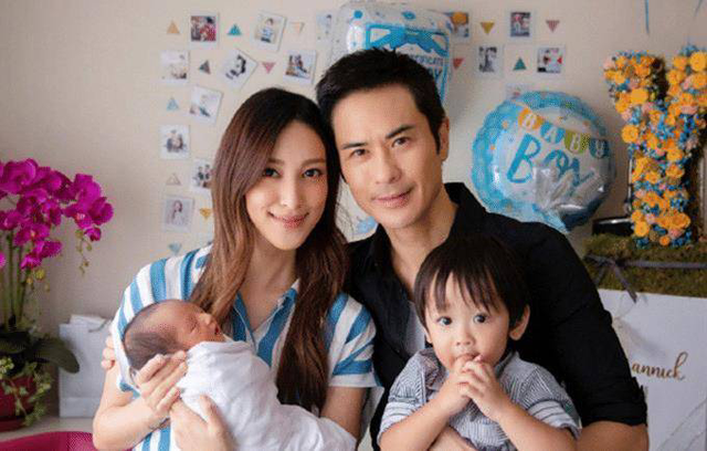 原创郑嘉颖2023年晒全家福合照与小22岁娇妻秀恩爱一家四口颜值很高