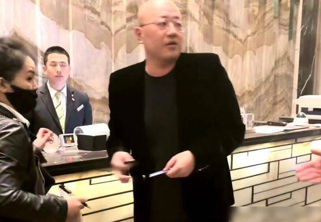 辛巴合伙人伽柏参加婚礼,送2沓现金红包似板砖,被曝已随礼100万_视频