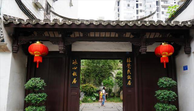 吴山:父亲劈腿,母亲被逼至抑郁,为报复在奶奶冰心墓碑上泼红漆_陈凌霞