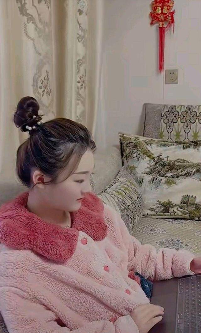 原创陈亚男换号出镜了背景图用朱小伟的结婚照还在蹭前夫热度