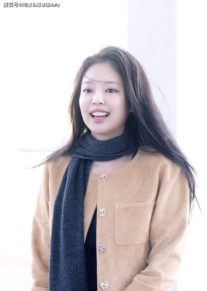 jennie赢得了很多粉丝的喜爱,你喜欢她的穿搭风格吗?