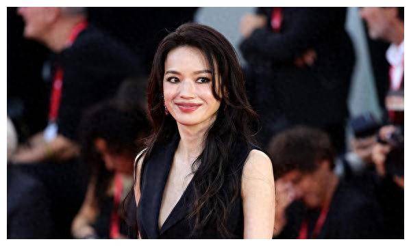 舒淇晒惊人粗壮手臂照,自曝奇怪病情,引发网友热议_工作_冯德伦_照片