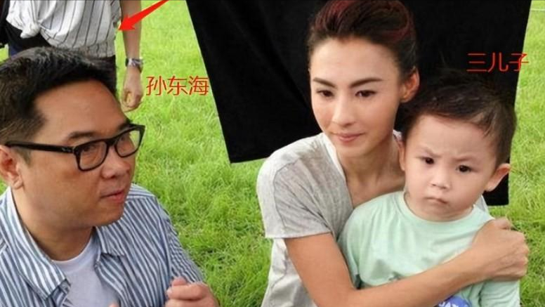 原创张柏芝孙东海现身泳池她穿黑衣笑容甜蜜男方与3娃互动显拘谨