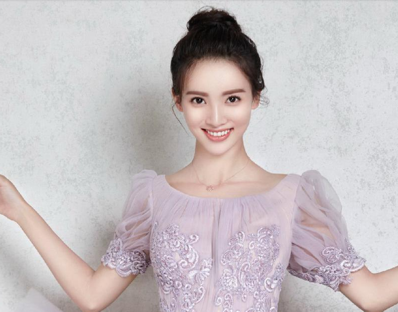 原创金晨玩水旧照流出穿泳衣大秀好身材满脸笑容显开心