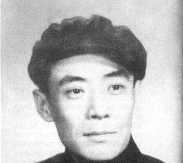 岁的时候,在同学家随意唱了几句京剧,意外得到了奚派大师奚啸伯的赏识