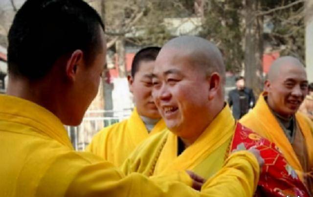 少林寺释永信袈裟,金子,翡翠,仿云锦,金丝线缝制,值多少钱?